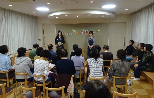 大人のためのおはなし会写真